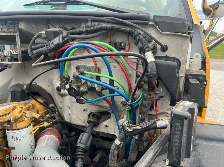 image for item II9024 2002 Chevrolet C7500  digger derrick truck