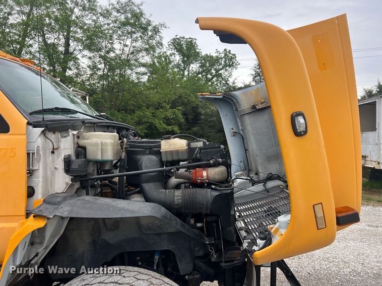 image for item II9024 2002 Chevrolet C7500  digger derrick truck