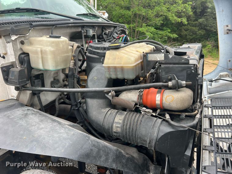 image for item II9024 2002 Chevrolet C7500  digger derrick truck