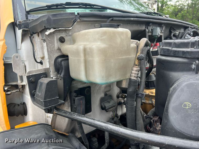 image for item II9024 2002 Chevrolet C7500  digger derrick truck