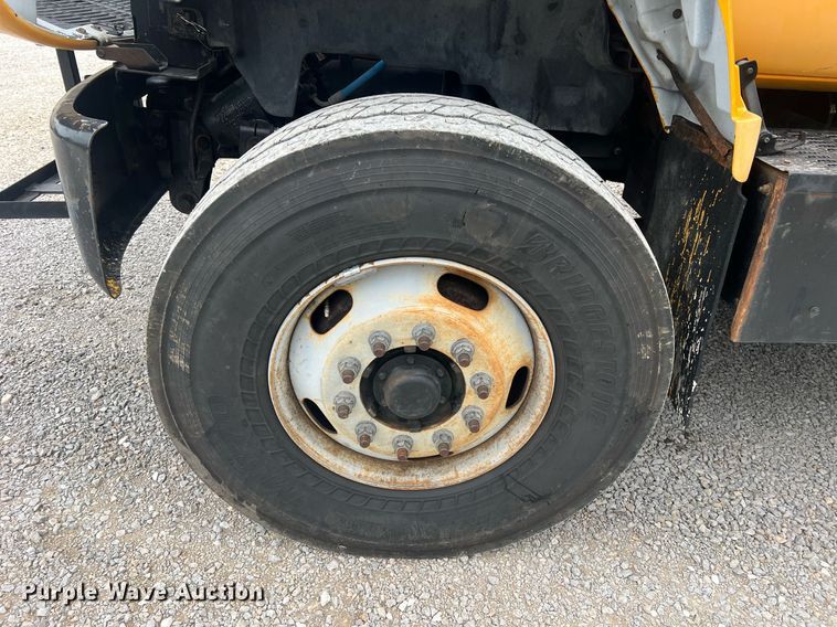 image for item II9024 2002 Chevrolet C7500  digger derrick truck