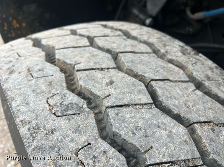 image for item II9024 2002 Chevrolet C7500  digger derrick truck