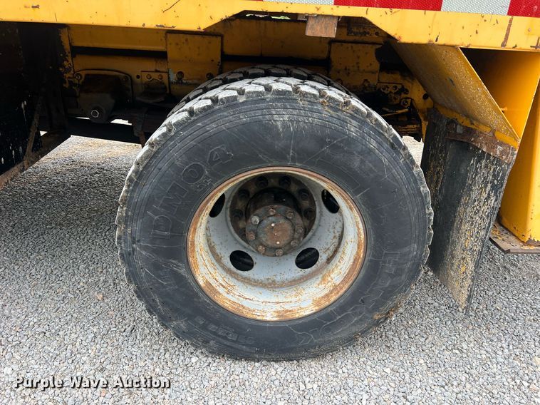 image for item II9024 2002 Chevrolet C7500  digger derrick truck