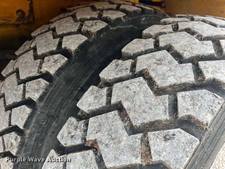 image for item II9024 2002 Chevrolet C7500  digger derrick truck