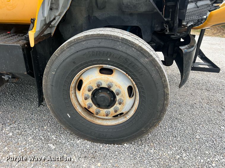 image for item II9024 2002 Chevrolet C7500  digger derrick truck