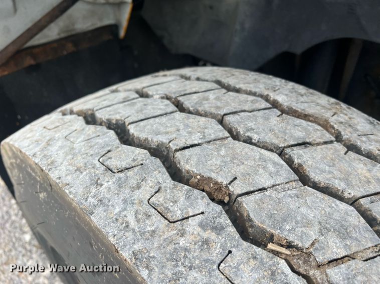 image for item II9024 2002 Chevrolet C7500  digger derrick truck