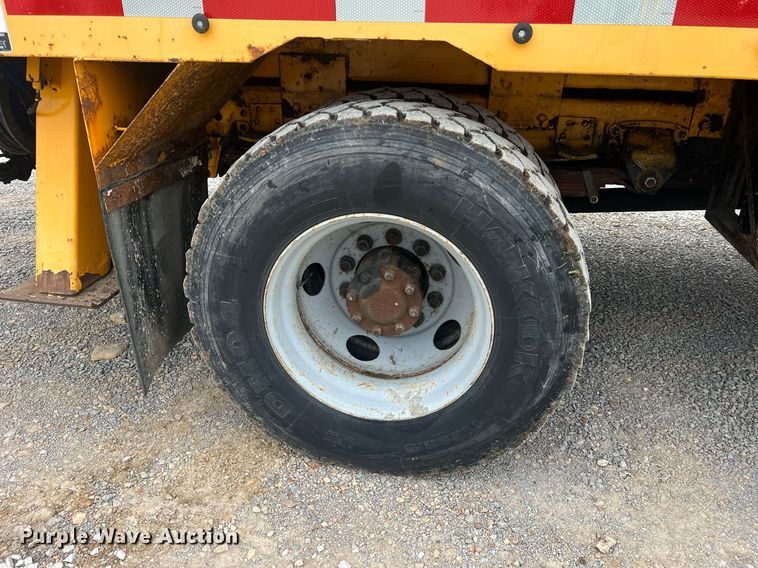 image for item II9024 2002 Chevrolet C7500  digger derrick truck