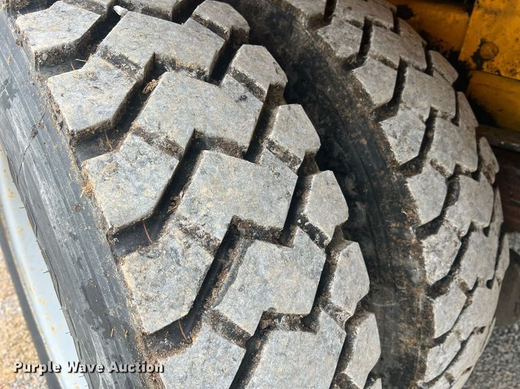 image for item II9024 2002 Chevrolet C7500  digger derrick truck