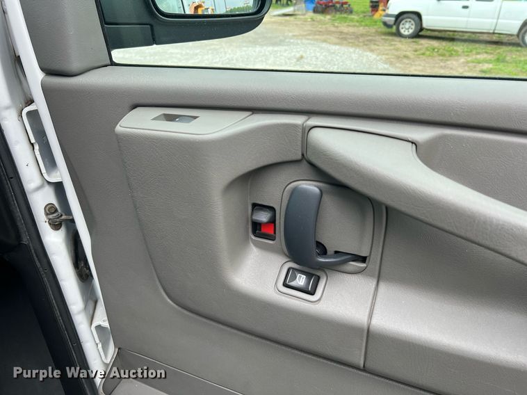 image for item II9026 2008 Chevrolet E2500  van