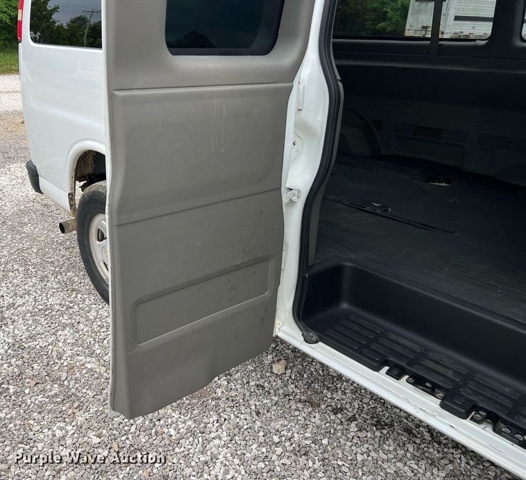 image for item II9026 2008 Chevrolet E2500  van