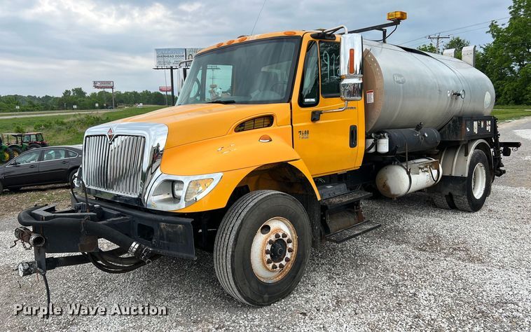 image for item II9027 2006 International 7400  oil distributor truck