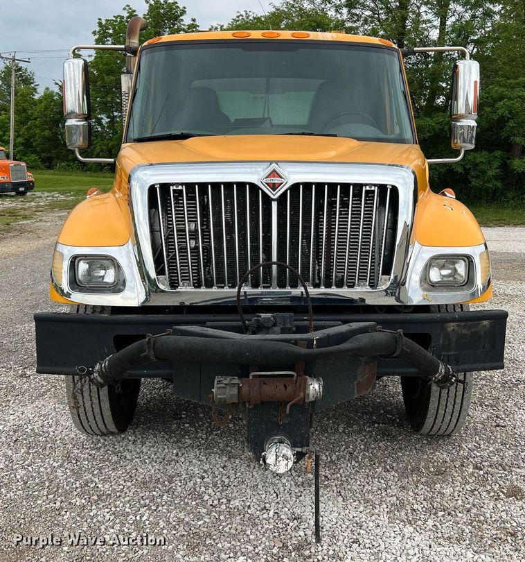 image for item II9027 2006 International 7400  oil distributor truck