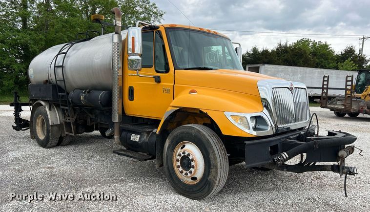 image for item II9027 2006 International 7400  oil distributor truck