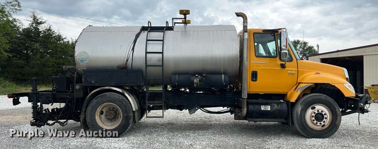 image for item II9027 2006 International 7400  oil distributor truck