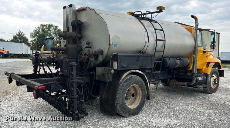 image for item II9027 2006 International 7400  oil distributor truck