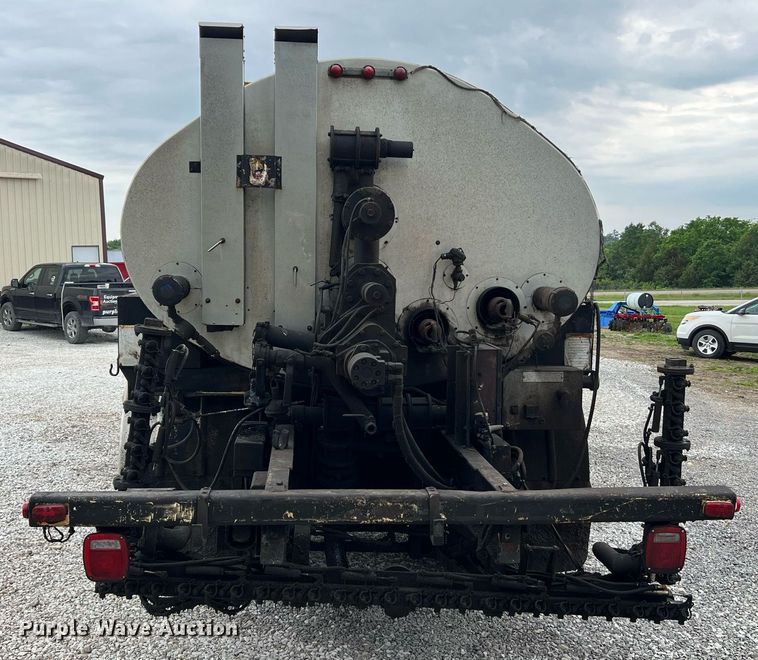 image for item II9027 2006 International 7400  oil distributor truck