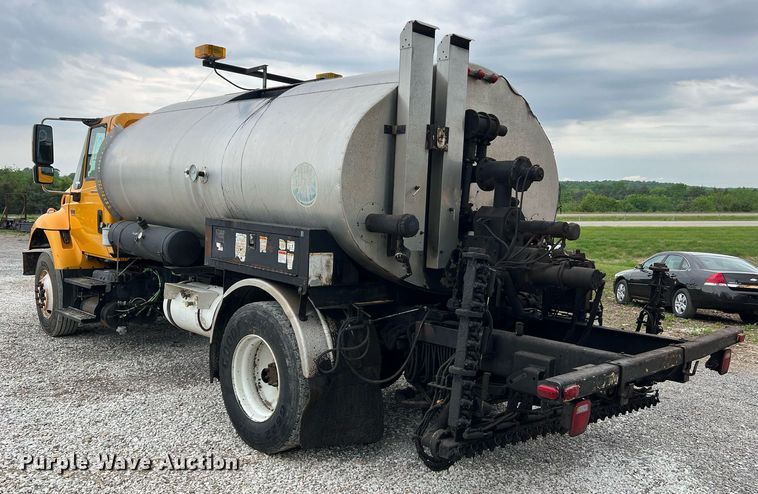 image for item II9027 2006 International 7400  oil distributor truck