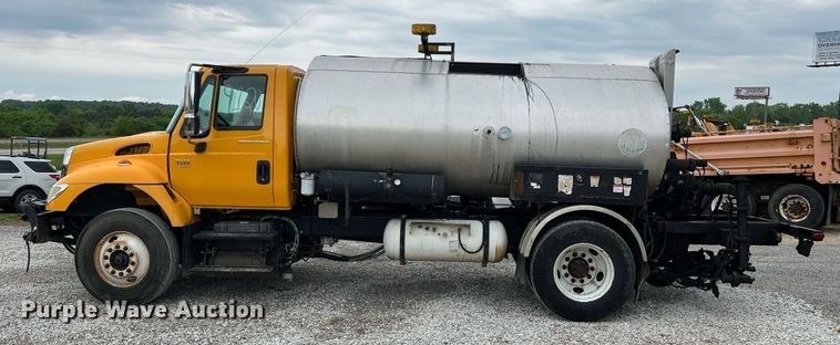 image for item II9027 2006 International 7400  oil distributor truck