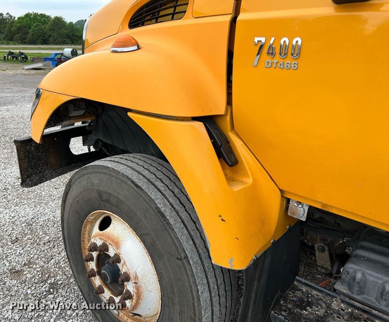 image for item II9027 2006 International 7400  oil distributor truck