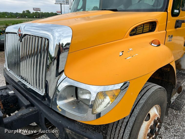 image for item II9027 2006 International 7400  oil distributor truck