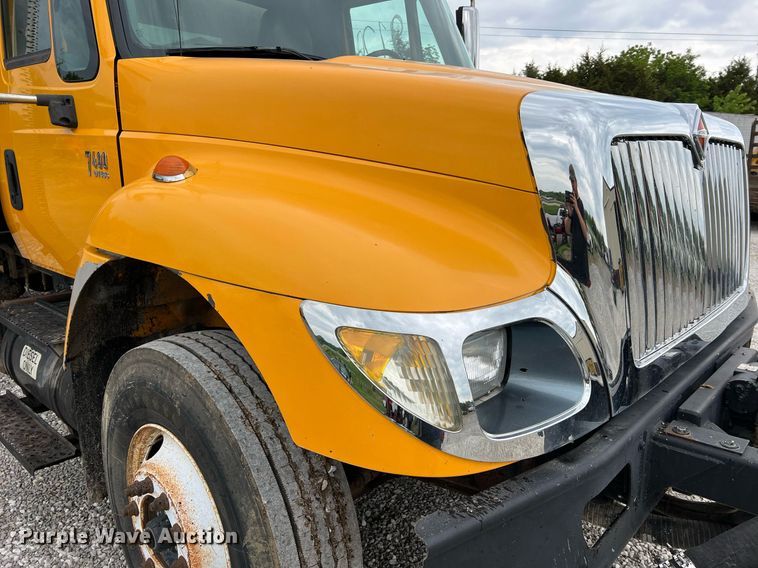 image for item II9027 2006 International 7400  oil distributor truck