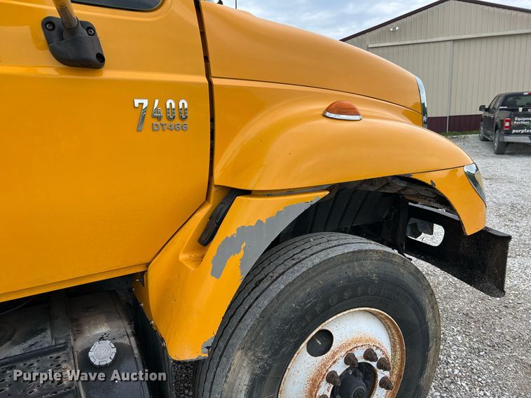 image for item II9027 2006 International 7400  oil distributor truck