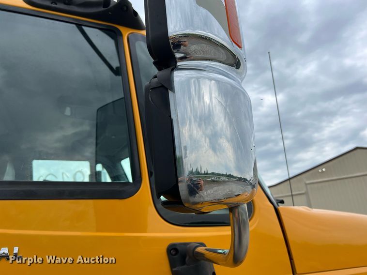 image for item II9027 2006 International 7400  oil distributor truck