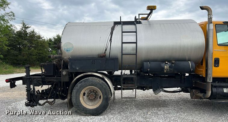 image for item II9027 2006 International 7400  oil distributor truck