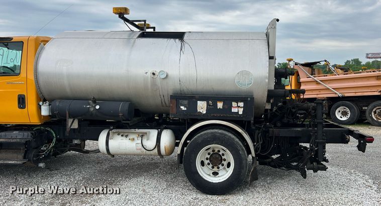 image for item II9027 2006 International 7400  oil distributor truck