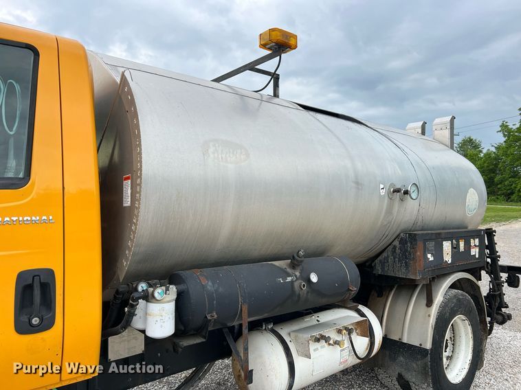 image for item II9027 2006 International 7400  oil distributor truck