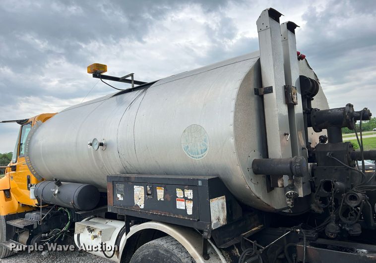 image for item II9027 2006 International 7400  oil distributor truck