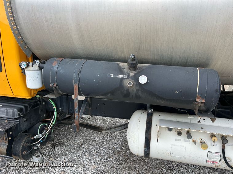 image for item II9027 2006 International 7400  oil distributor truck