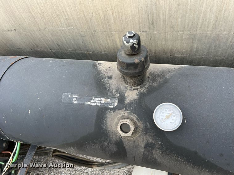 image for item II9027 2006 International 7400  oil distributor truck