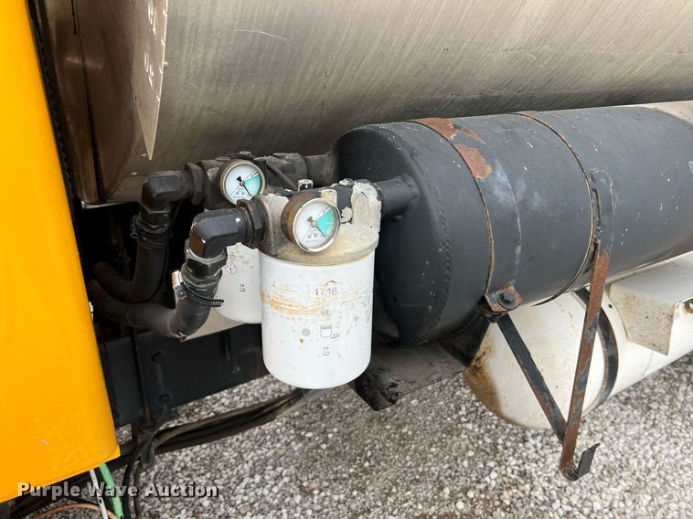 image for item II9027 2006 International 7400  oil distributor truck