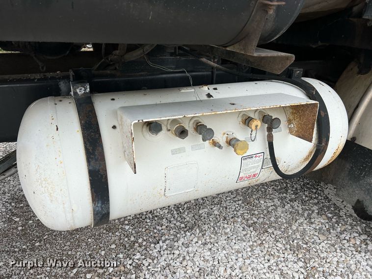 image for item II9027 2006 International 7400  oil distributor truck