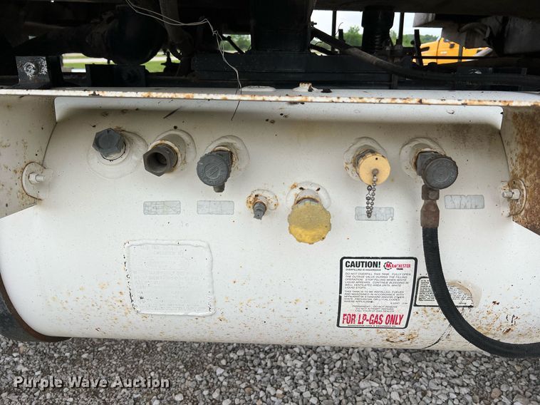 image for item II9027 2006 International 7400  oil distributor truck