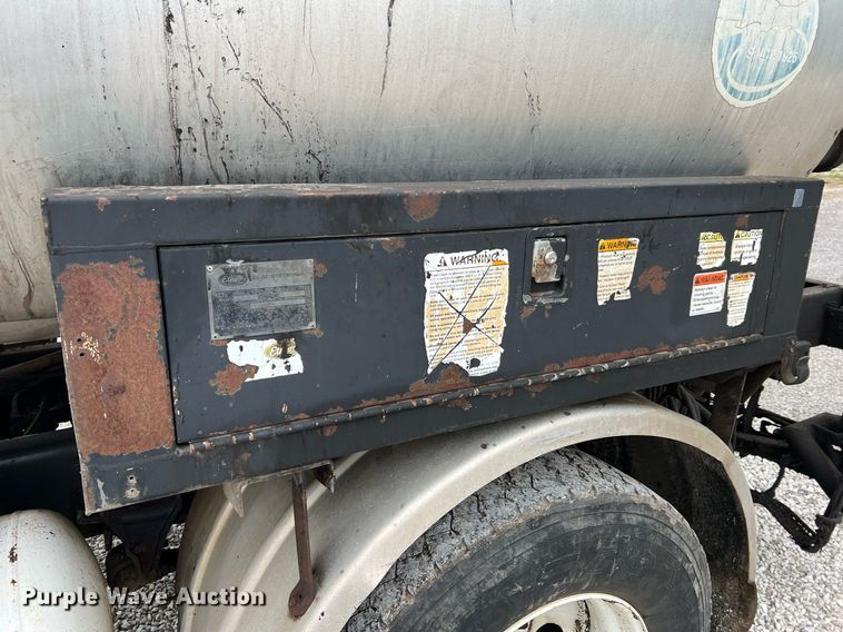 image for item II9027 2006 International 7400  oil distributor truck