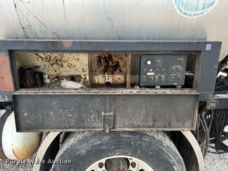 image for item II9027 2006 International 7400  oil distributor truck