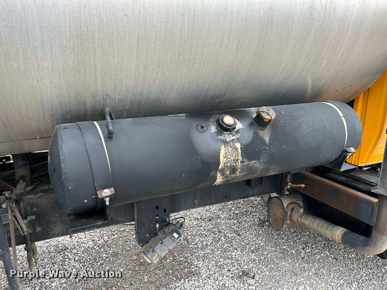 image for item II9027 2006 International 7400  oil distributor truck