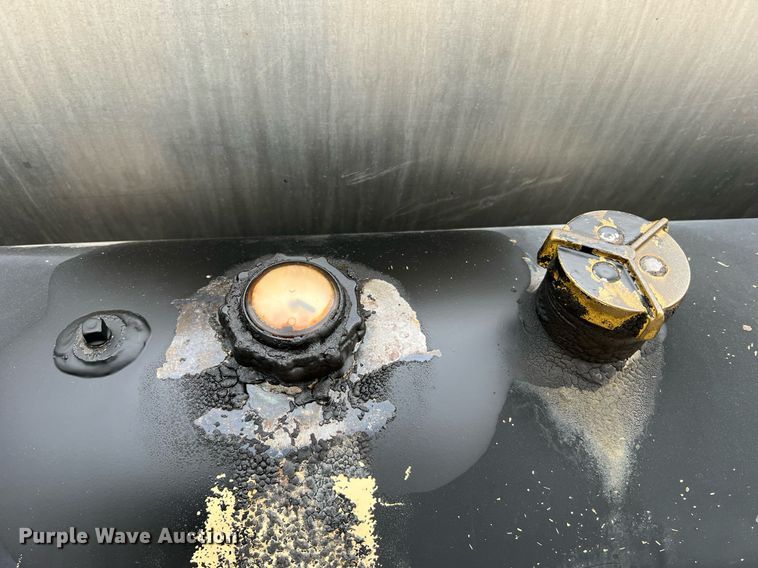 image for item II9027 2006 International 7400  oil distributor truck