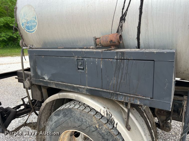 image for item II9027 2006 International 7400  oil distributor truck