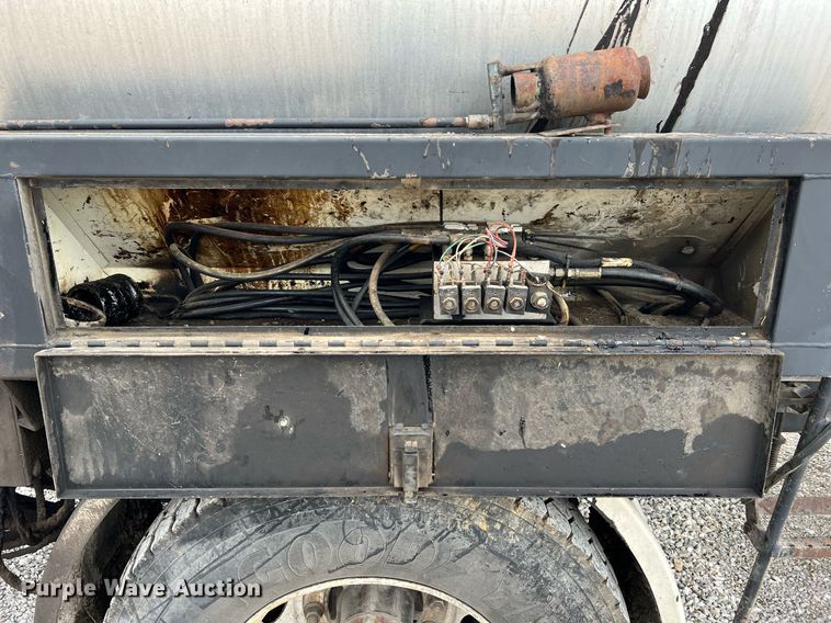 image for item II9027 2006 International 7400  oil distributor truck