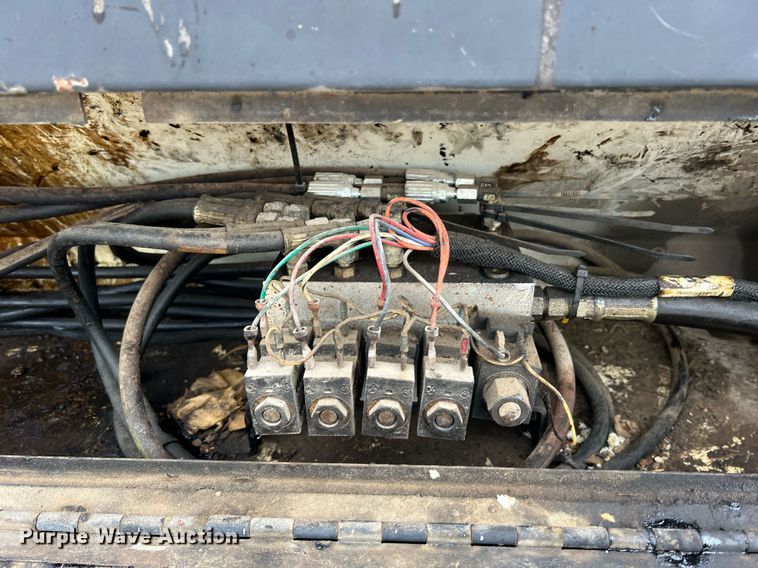 image for item II9027 2006 International 7400  oil distributor truck