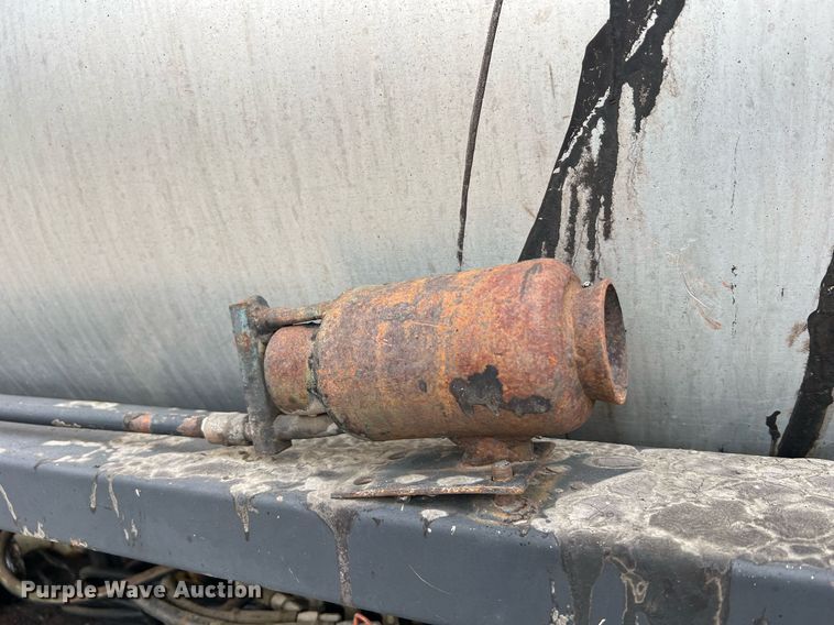 image for item II9027 2006 International 7400  oil distributor truck