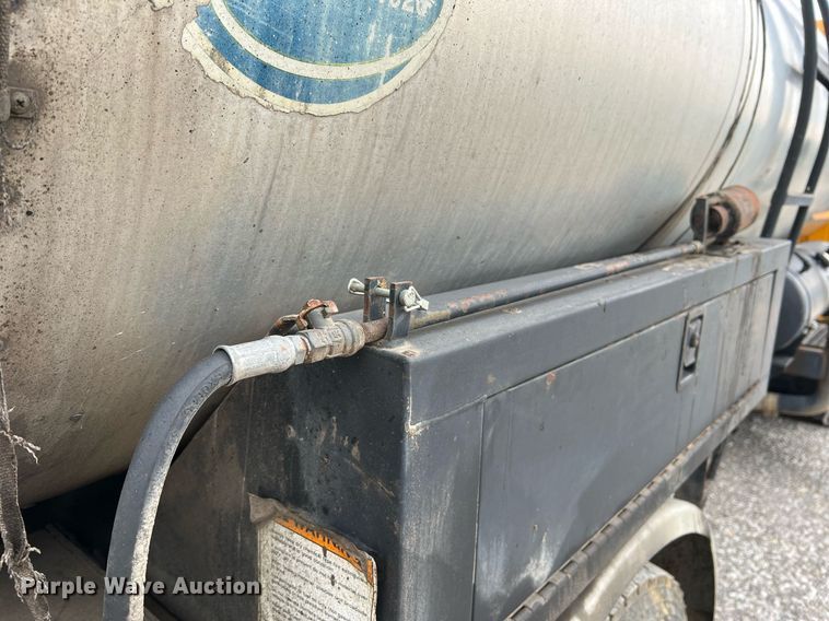 image for item II9027 2006 International 7400  oil distributor truck