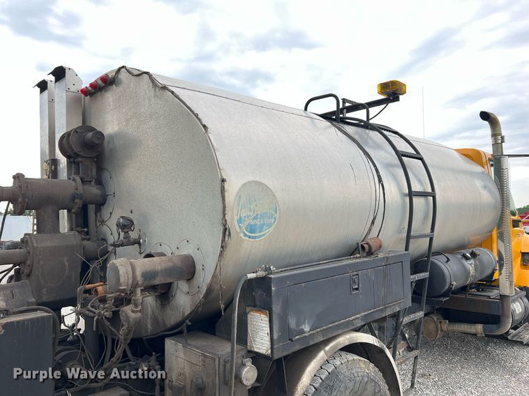 image for item II9027 2006 International 7400  oil distributor truck