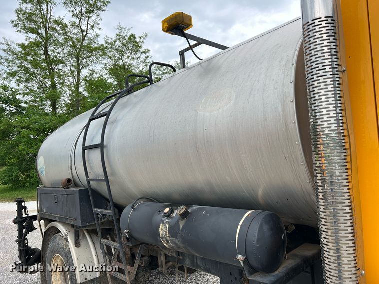 image for item II9027 2006 International 7400  oil distributor truck