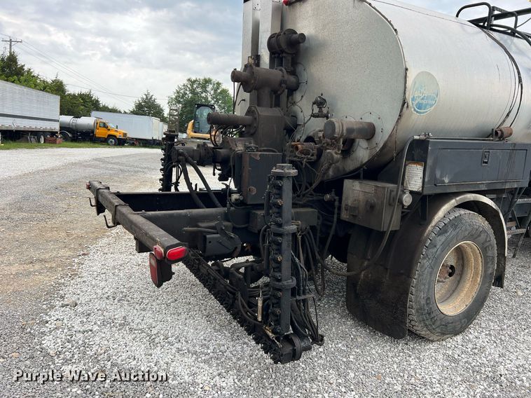 image for item II9027 2006 International 7400  oil distributor truck