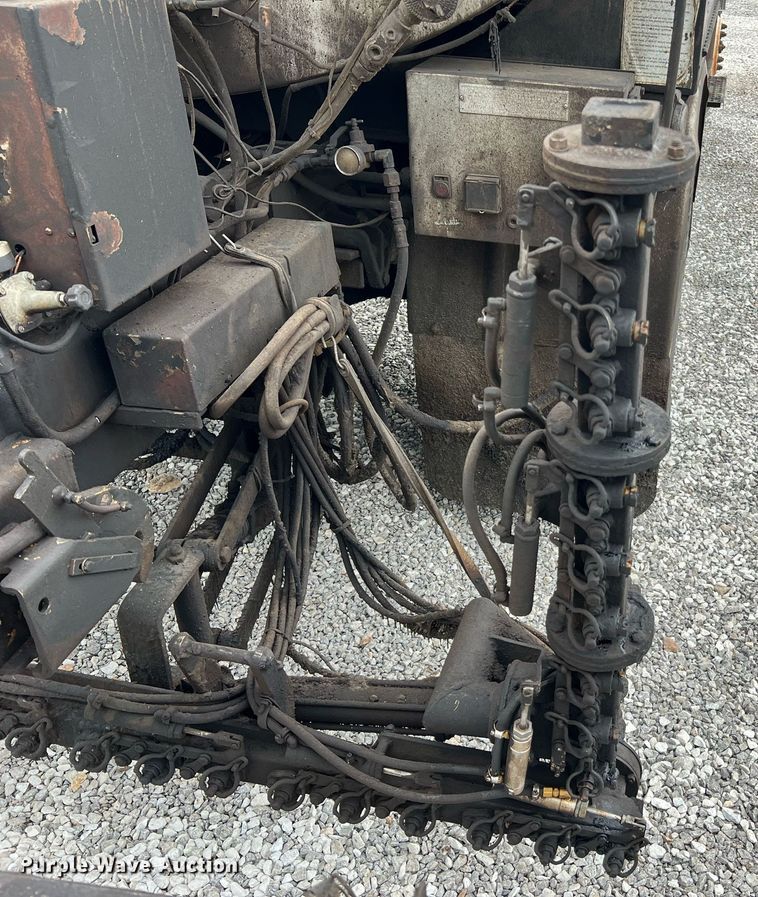 image for item II9027 2006 International 7400  oil distributor truck