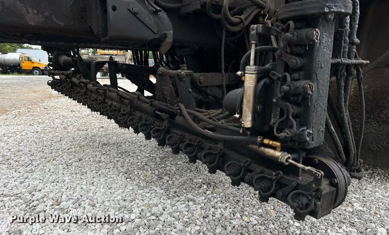 image for item II9027 2006 International 7400  oil distributor truck